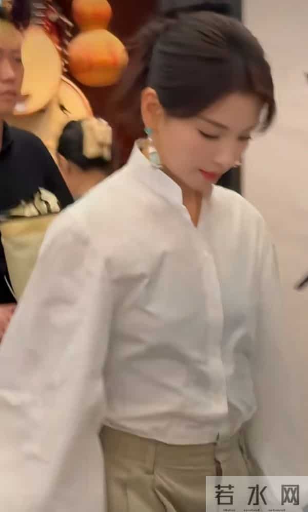 47岁刘涛豫园现身,休闲装配低马尾,气质优雅美得好高级