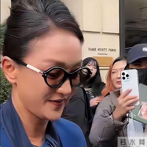 50岁周迅头发花白,瘪嘴模样一脸老态认不出,无儿无女成最大遗憾