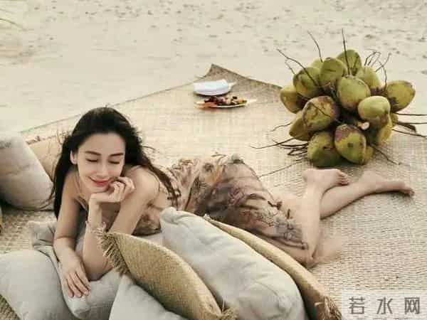 杨颖大胆展示自己光脚丫美腿美好身材