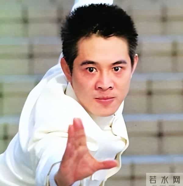 62岁李连杰豪宅游泳，脱光上衣自证清白，大腹便便并无刀疤