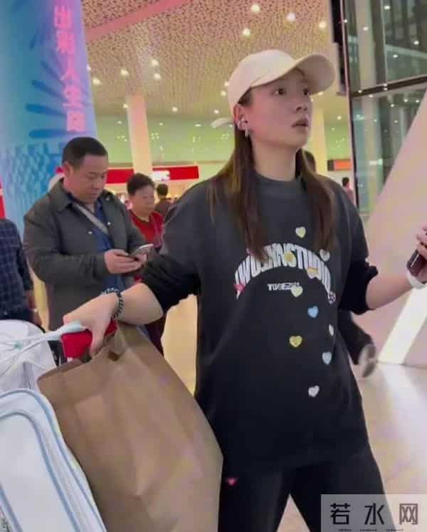 黄雅琼深圳机场抵达，黑色印花卫衣套装配米色帽，休闲随性好高级