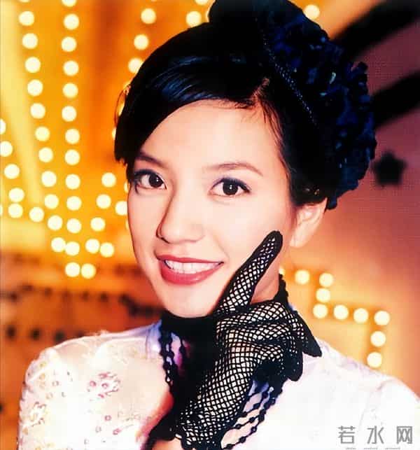 面相又变了!49岁赵薇近照曝光,婚礼上用心打扮,却走不了回头路