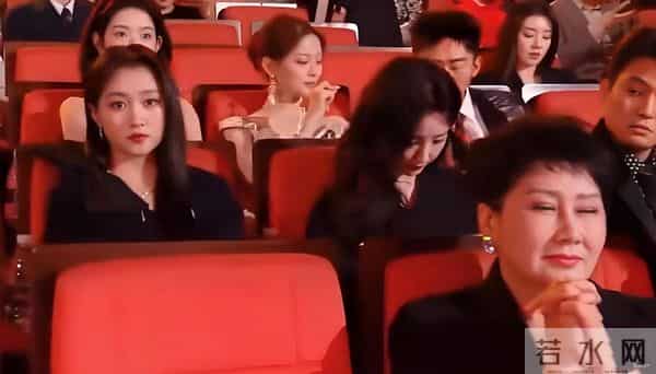 马思纯欧豪时隔7年再同框,男方活动上偷瞄女方,网友:希望复合