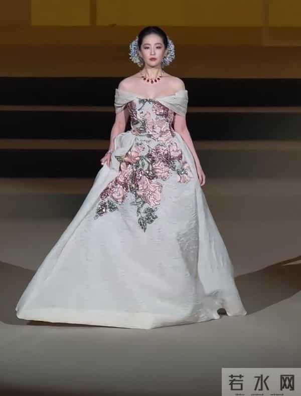 曝内娱红毯“潜规则”,刘亦菲造型折腾26次,迪丽热巴不受待见