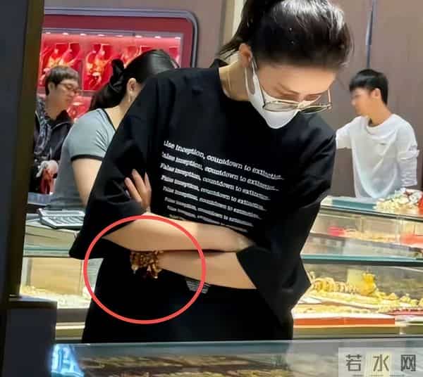 佟丽娅在深圳扫购黄金！头发稀少假发明显，满胳膊黄金手串太吸睛
