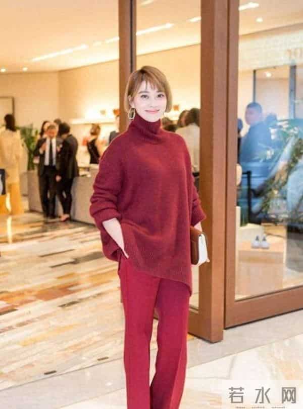 50岁梅婷波波头年轻10岁!穿红色毛衣配阔腿裤,美得像换了个人