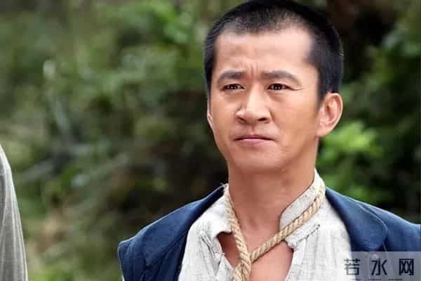 有名演员无戏可拍，回老家摆摊卖炒面，张颂文一句话揭开内娱真相