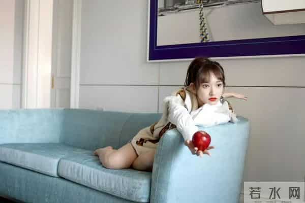 程潇光脚丫齐刘海写真，太清纯身材又棒