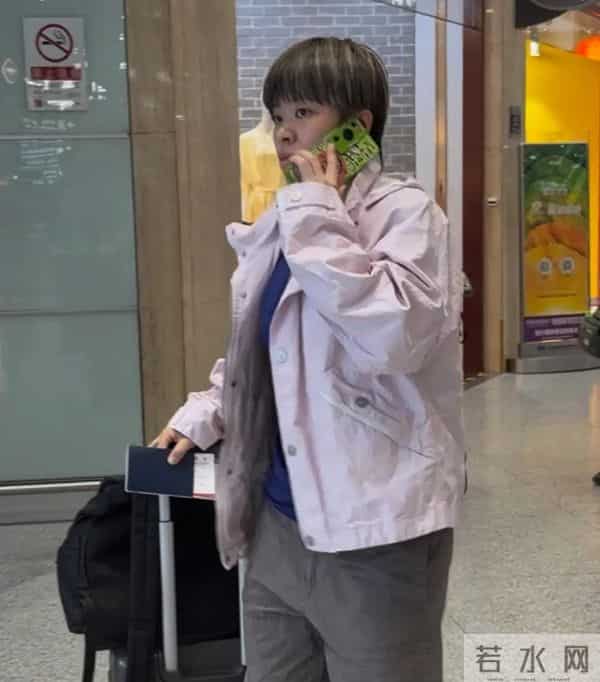 王艺迪短发配粉外套机场出发澳门全运会，利落造型尽显飒爽气场