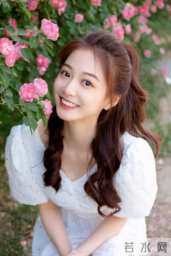 中传校花冯琳当主持人啦！不愧是最美领读员 这颜值不比明星差