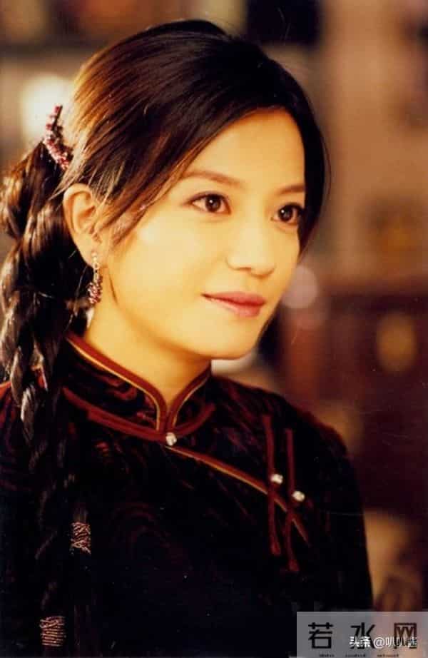 面相又变了!49岁赵薇近照曝光,婚礼上用心打扮,却不是小燕子了