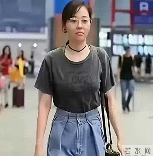 张靓颖素颜亮相机场被偶遇,网友-和普通人差不多 舞台上妆化太狠