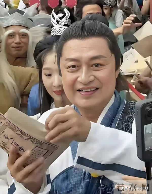 曾经红极一时，如今为养家糊口沦落到景区卖艺，这4位明星太可惜