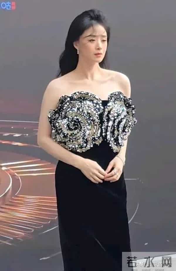 42岁蒋欣出席活动，裙摆开叉到大腿根，走路时气场太强大了！