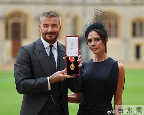 贝克汉姆获封爵士,单膝下跪接受英国国王授勋,本人回应:职业生涯中“最自豪的时刻”