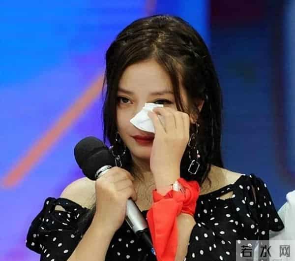 面相又变了！50岁赵薇近照曝光，婚礼上用心打扮，却走不了回头路