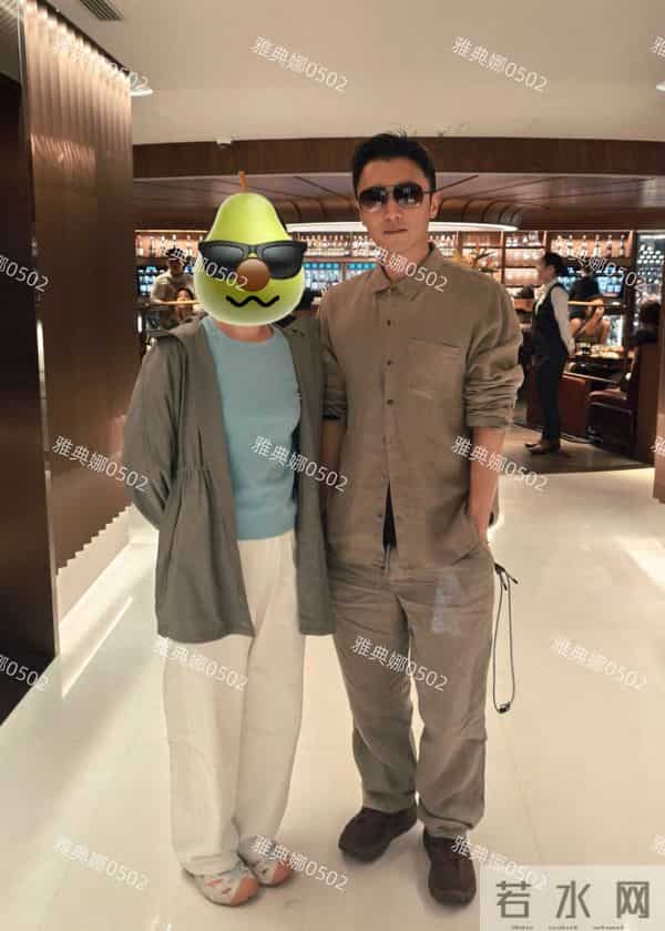 香港偶遇谢霆锋和大儿子,谢霆锋好帅好年轻Lucas很乖很崇拜爸爸