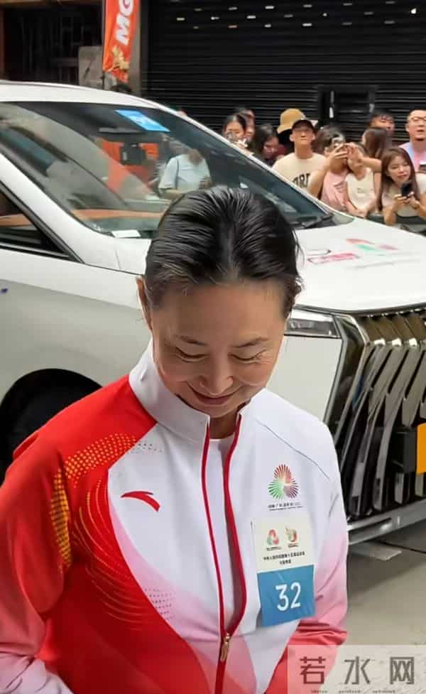 何超琼穿运动装亮相澳门街头，虽有皱纹白发，气质依旧优雅！