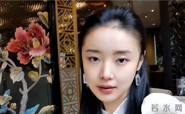 曾被张艺谋力捧,火后与富豪卷款61亿逃亡国外,大佬被抓她后悔吗