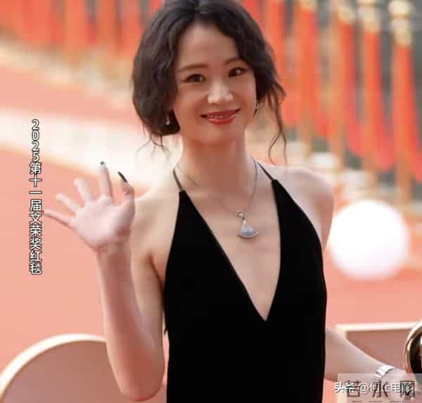 横店这一夜,大气明媚的短剧女神郭宇欣,力压内娱一堆“排骨精”