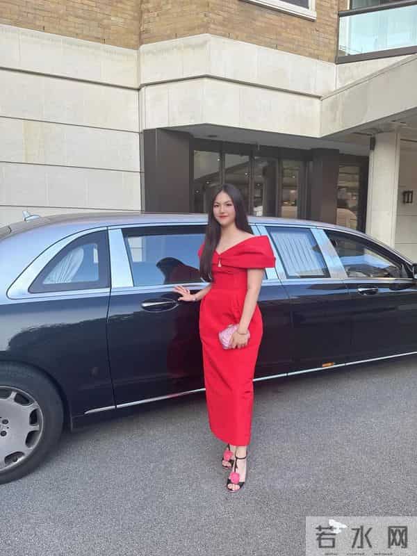 王岳伦一家三口同框，李湘瘦了，被问及模仿热潮，本人笑而不语