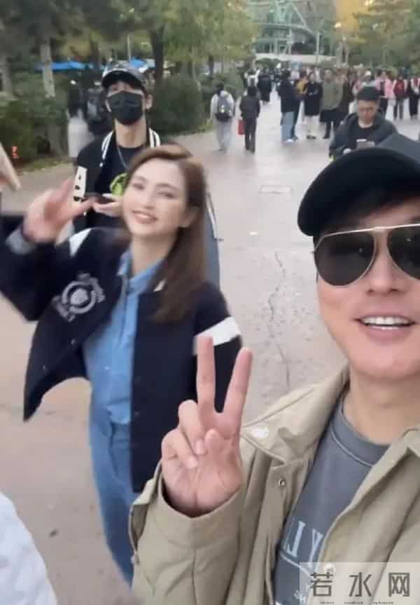 张丹峰洪欣带孩子逛环球影城，对着镜头比耶，完全看不出相差10岁