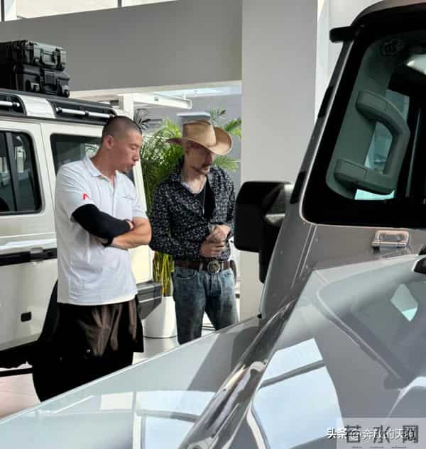 64岁徐锦江现身北京，购买价值90万元越野车，打扮像美国西部牛仔