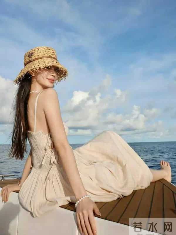 杨颖大胆展示自己光脚丫美腿美好身材