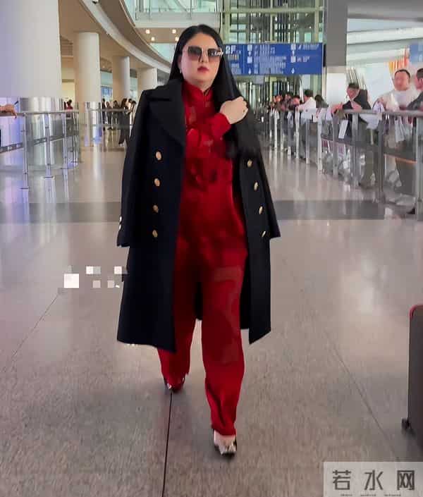 王岳伦一家三口同框，李湘瘦了，被问及模仿热潮，本人笑而不语