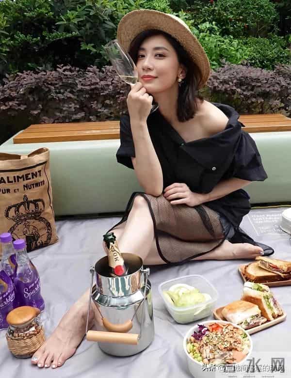 贾静雯的气质和美足，特别喜欢他演的赵敏