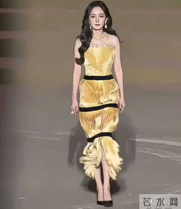 人不红倒是爱蹭！合影抢C位，当众让李晨难堪的她，如今过得怎样