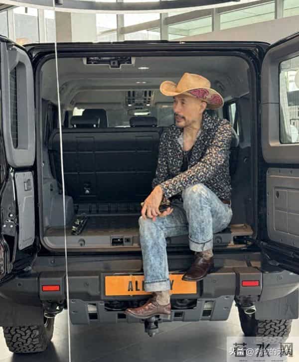 64岁徐锦江现身北京，购买价值90万元越野车，打扮像美国西部牛仔