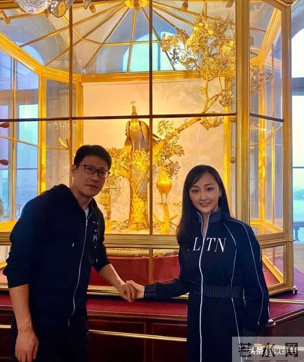 原来于震老婆是她，两人差13岁，婚后成家庭主妇被丈夫公婆宠成宝