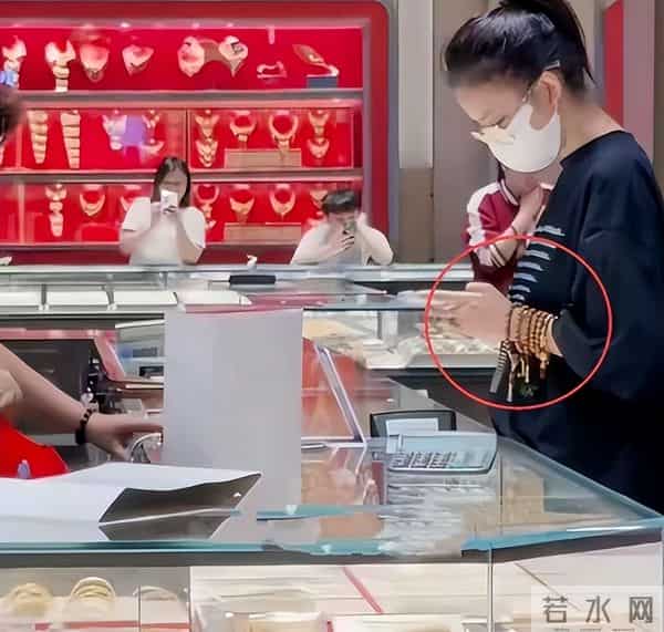 佟丽娅在深圳扫购黄金！头发稀少假发明显，满胳膊黄金手串太吸睛
