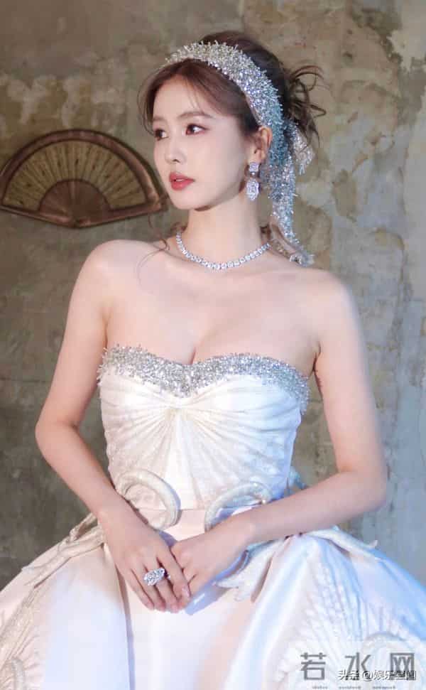 白鹿微博视界大会红毯白鹿真的牛奶皮肤好完美的身材！