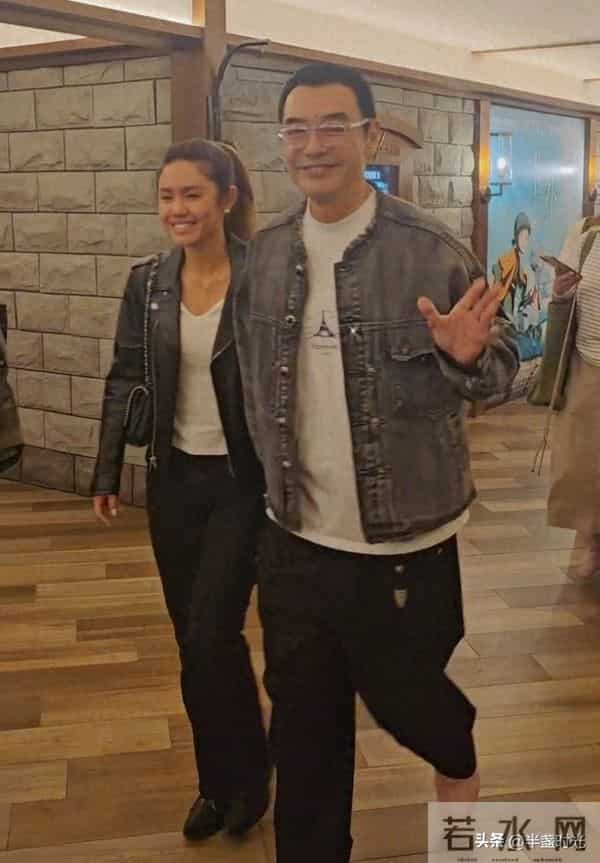 钟镇涛都72岁了，和女儿一起逛街，看着好年轻啊，感觉像50多的人