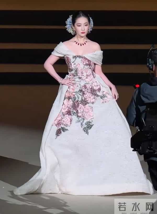 曝内娱红毯“潜规则”,刘亦菲造型折腾26次,迪丽热巴不受待见