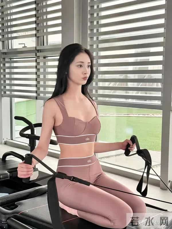 周洁琼晒健身日常，蜜桃臀与健身穿搭吸睛！