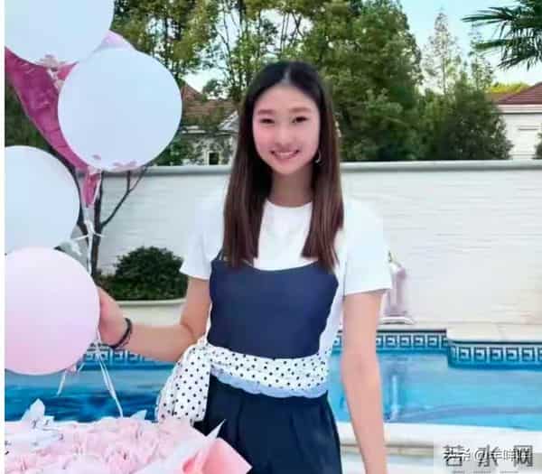 马伊琍大女儿文君竹晒与姥姥合影，姥姥年轻漂亮，与马伊琍很像！