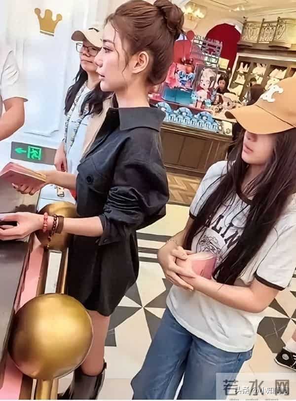 汪小菲带孩子旅游，耽误孩子参加期中考试！网友：放万圣节假！