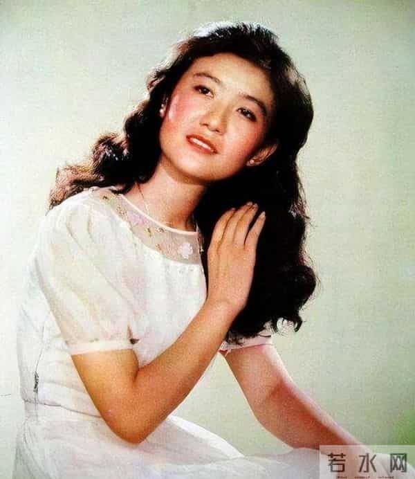 曾是央视第一美女，赴港生子离开央视舞台，如今远居美国不再露面