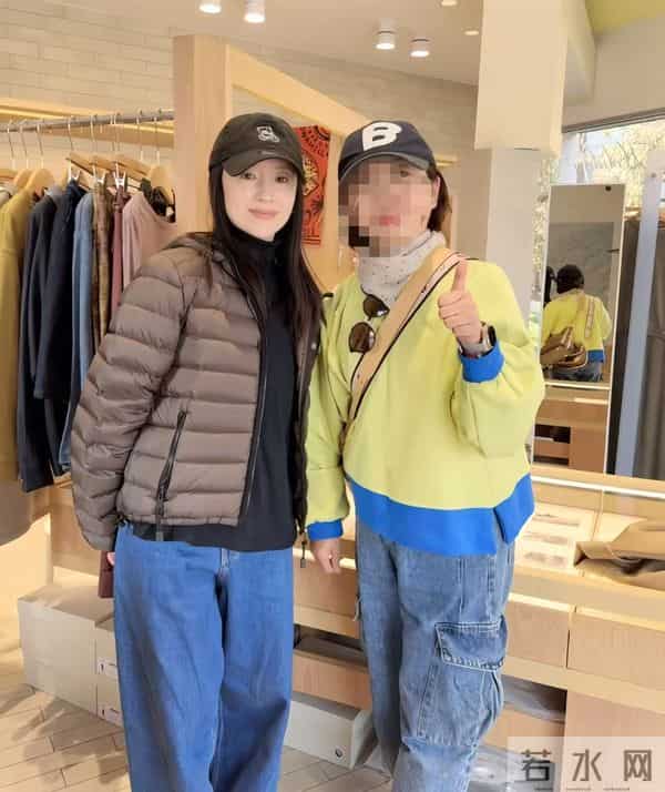 45岁董洁在河北巡店，生图皮肤白皙褶子多，腿短个子矮身材五五分