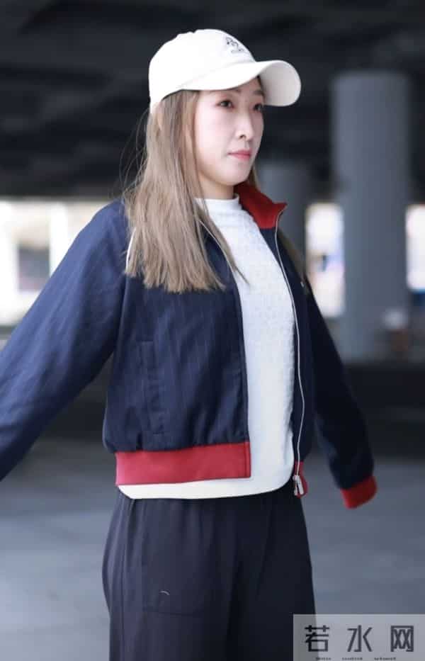刘诗雯现身机场，藏青拼红运动风外套搭白帽随性又活力笑容超治愈