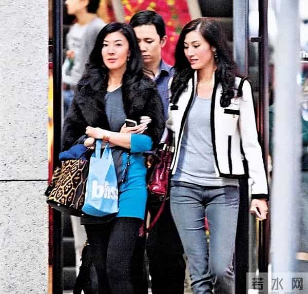 李嘉欣姐姐在上海参加继子婚礼,被敬茶笑不拢嘴,15岁儿子罕露脸