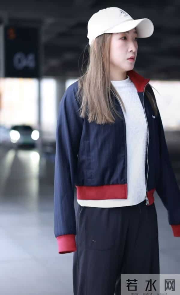 刘诗雯现身机场，藏青拼红运动风外套搭白帽随性又活力笑容超治愈