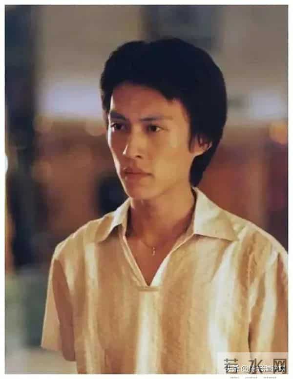 这一次，人民日报点名靳东，七字之差给娱乐圈敲响警钟