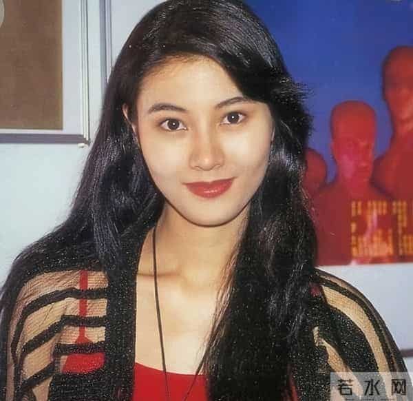 李嘉欣姐姐在上海参加继子婚礼,被敬茶笑不拢嘴,15岁儿子罕露脸