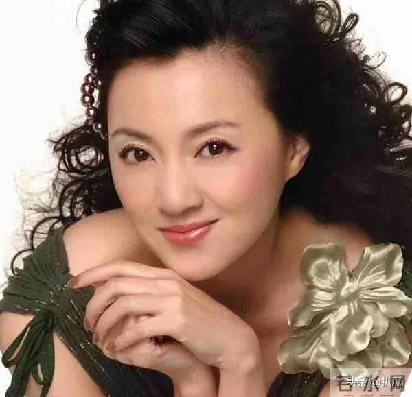 她是冯巩御用老婆，连登五年春晚后精神失常，如今50岁的她怎样了