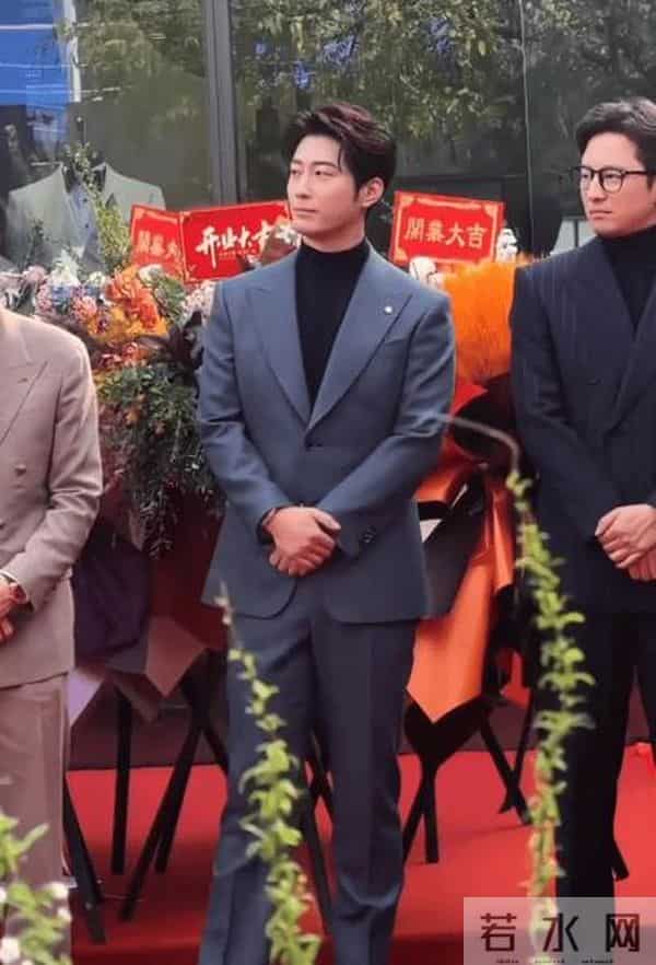 窦骁辟谣与何超莲离婚后首现身 戴着婚戒状态不错