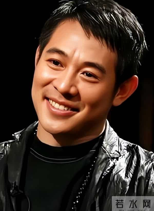 62岁李连杰豪宅游泳，脱光上衣自证清白，大腹便便并无刀疤